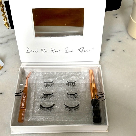 NEW Moxie Lash Natural Kit Magnetic Eyelash and Eyeliner Kit 3 Pairs Silk Lashes - Picture 1 of 4
